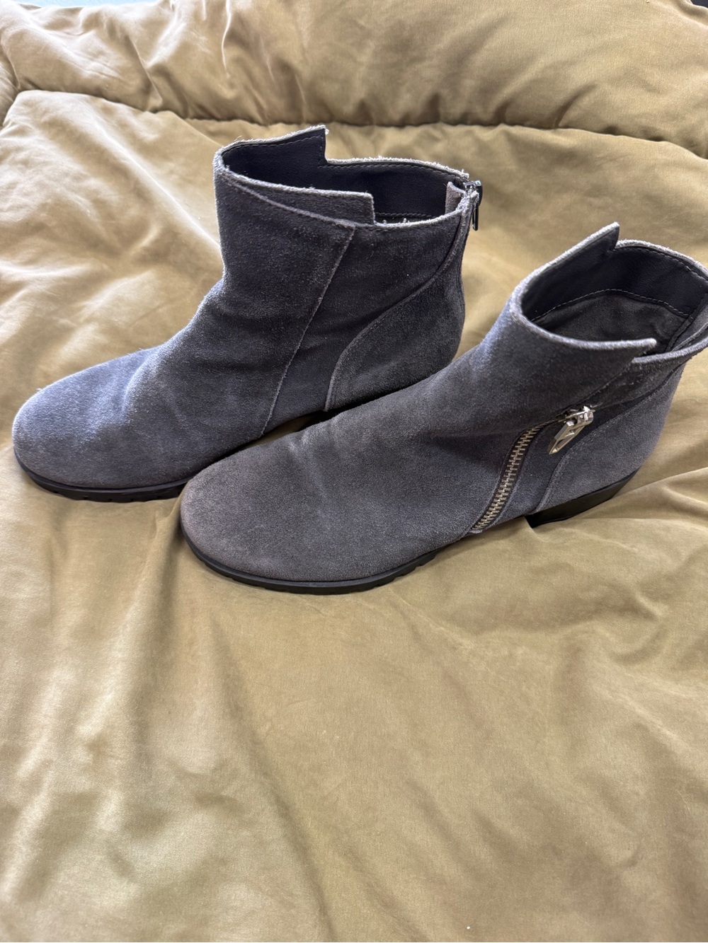 Dolce Vita Gray Suede Ankle Booties with back zip decorative side zipper. Sz 8